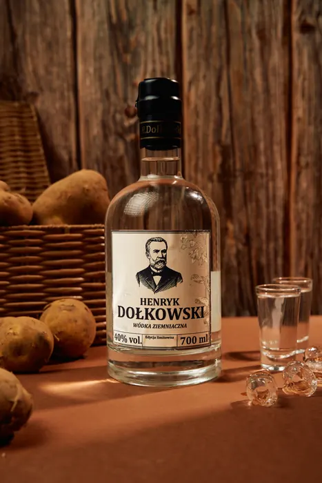Butelka Henryk Dołkowski na tle drewnianych desek